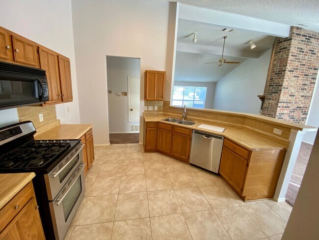 Building Photo - AVAILABLE NOW!!! Very Spacious 2 Bedroom, ...