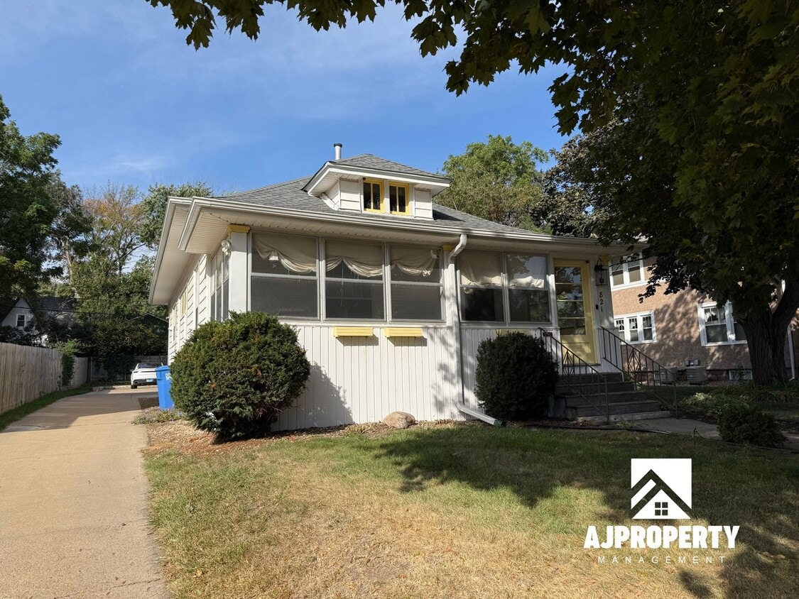 Foto principal - 821 N Prairie Ave