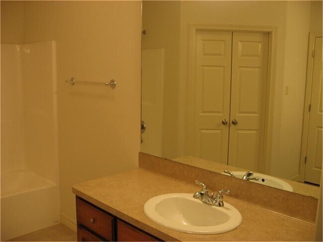 Building Photo - 609 Hickory Dr