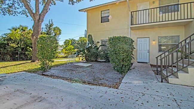 Building Photo - 702 SW Gardens Blvd