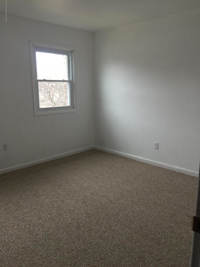 Building Photo - 211 Briar Mills Dr