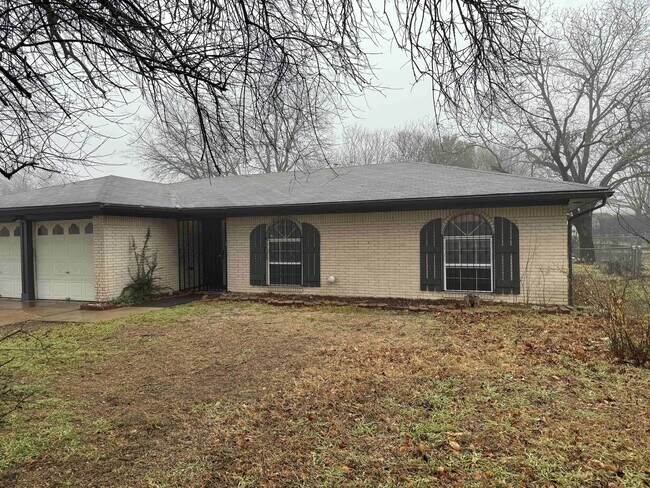 Foto del edificio - Charming 3 Bedroom, 2 Bath Home with 2-Car Garage & Large Fenced Yard