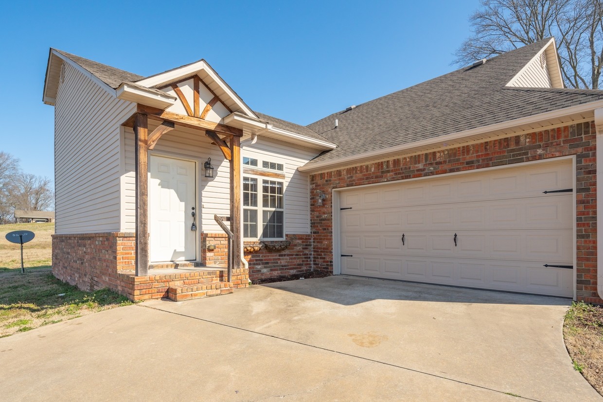 Primary Photo - Summit Court Townhomes