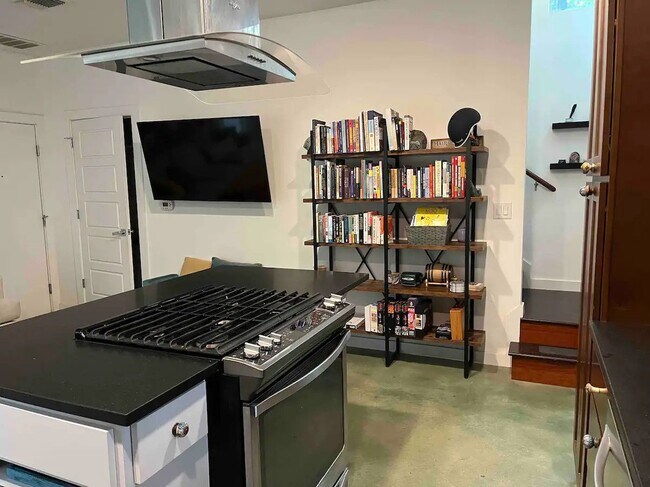 Foto del edificio - "Charming 2-Bed, 1.5-Bath Condo with Grani...