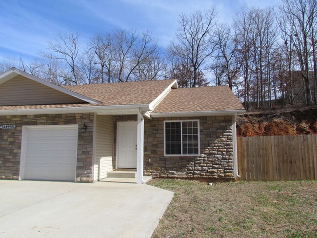 Building Photo - Fenced In Yard!! Move in 8 July !