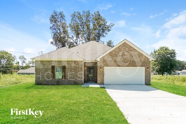 Building Photo - 320 S Pine Dr