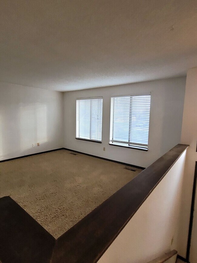 Foto del edificio - Spacious Two-Story Home with 5 Bedrooms + ...