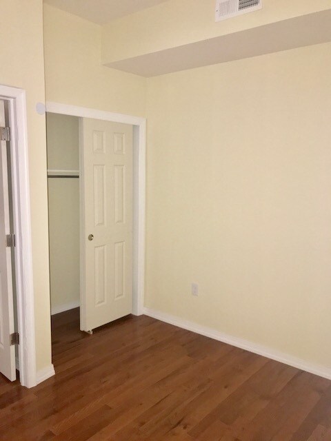 Foto del edificio - Great 2BR/1BA Queen Village Apartment Available Now