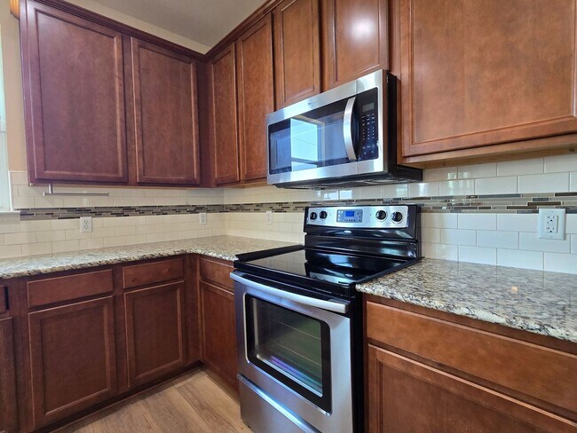 Foto del edificio - RENT REDUCTION & NEW IN MANAGEMENT - AVAIL...