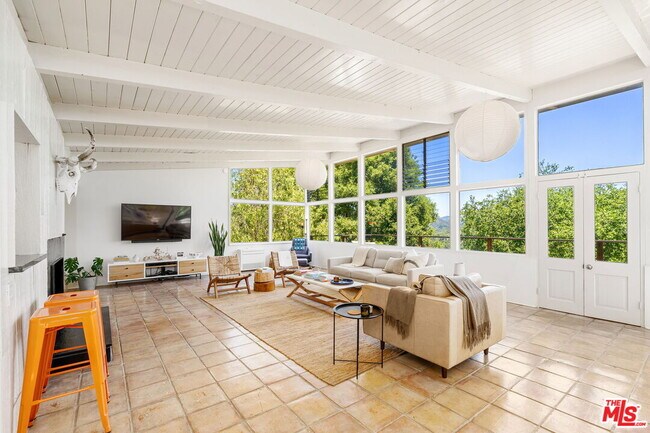 Foto del edificio - 19783 Valley View Dr