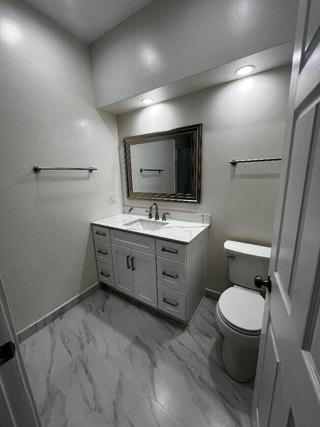 Building Photo - 7435 Encino Ave