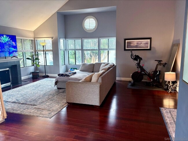 Building Photo - 534 Via De La Valle