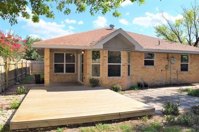 Building Photo - Charming McAllen Home + Bonus Studio