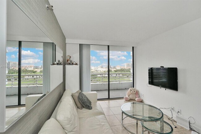 Foto del edificio - 3300 NE 192 St