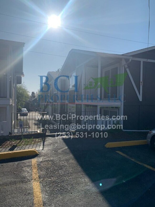 Building Photo - 3310 S Sawyer St