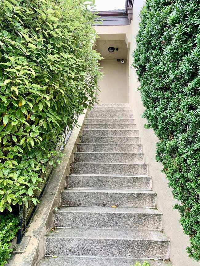 Foto del edificio - Discover Gracious Living in this Beautiful...