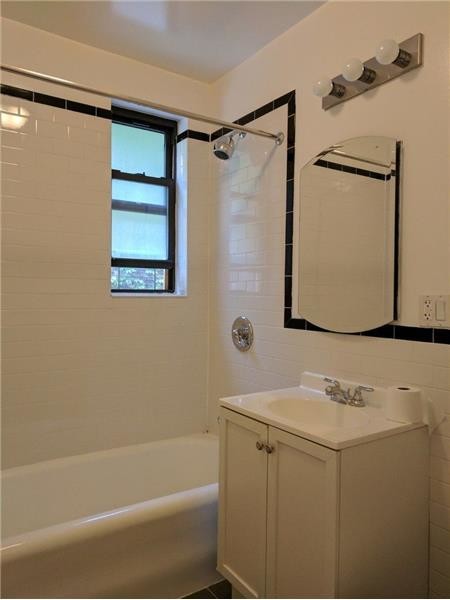 Building Photo - 225 W 12th St