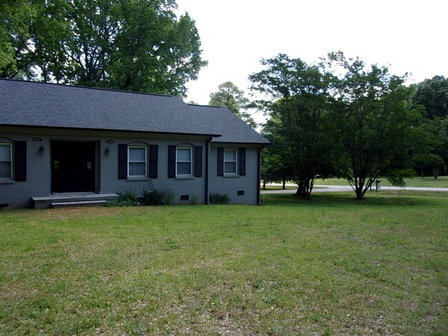Foto del edificio - Spacious 2 Bedroom 1 Bath Duplex Minutes t...