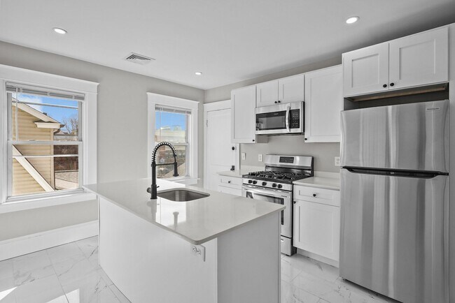 Foto del edificio - Completely Renovated 2 Bedroom in Elmhurst!