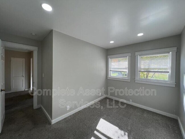 Building Photo - 431 Fairmount Rd
