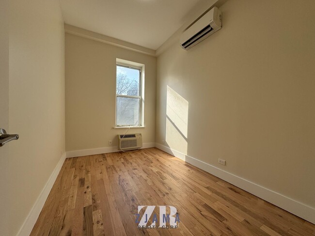Foto del edificio - 735 Rogers Ave