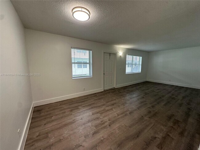 Foto del edificio - 2500 Johnson St