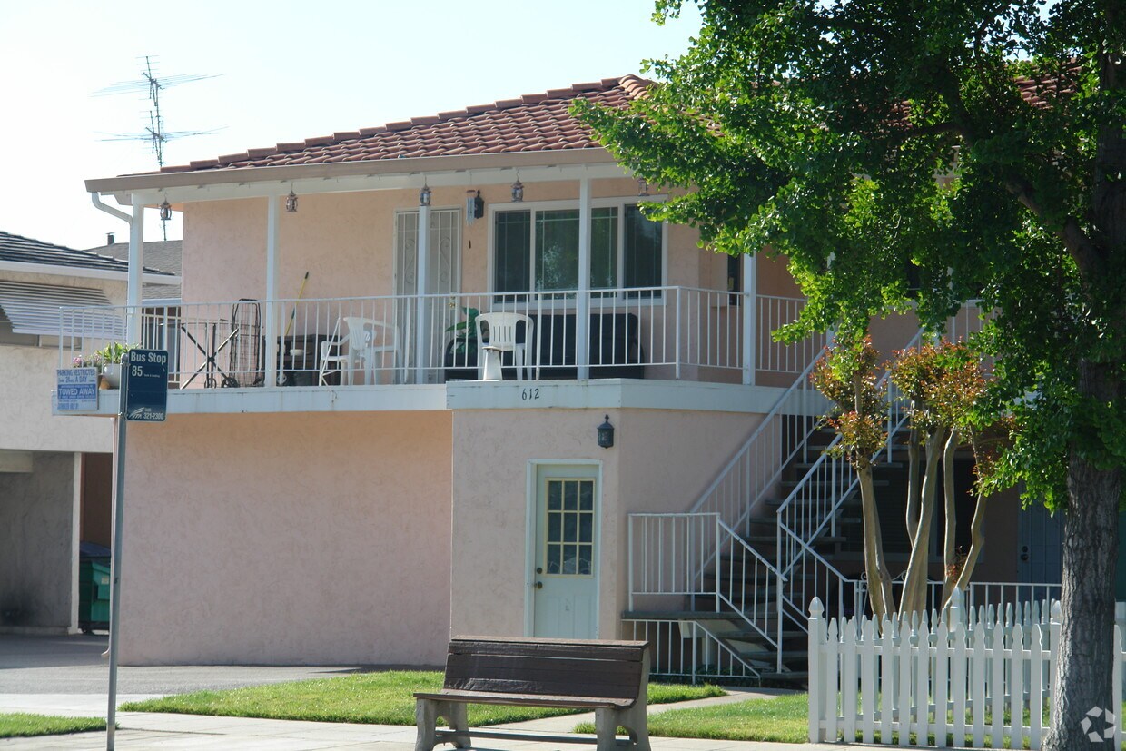 Building Photo - 612 Pinewood Dr