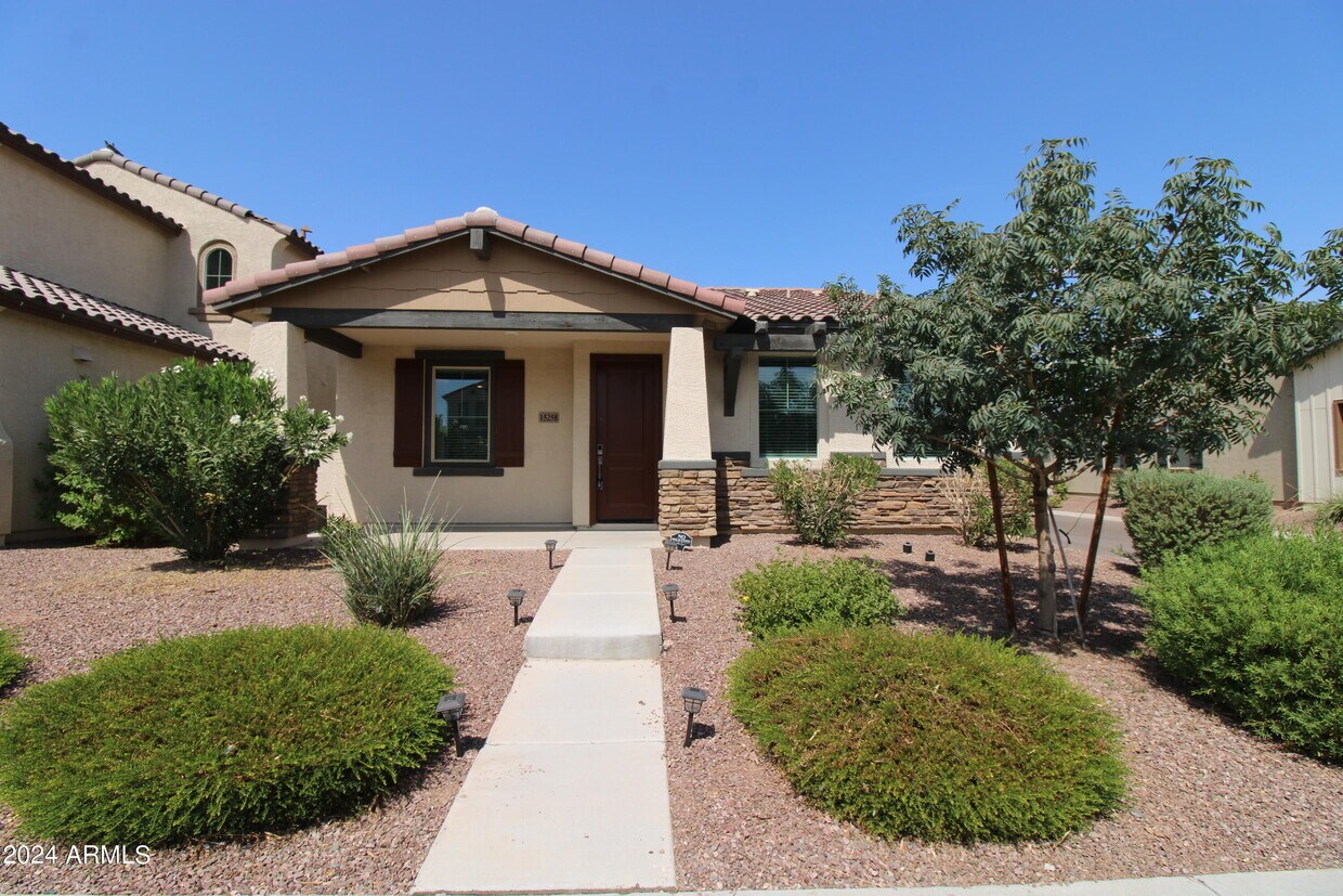 Foto principal - 15258 W Sherman St