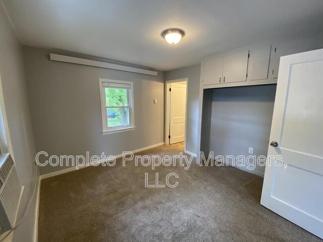 Building Photo - 220 E 7th St