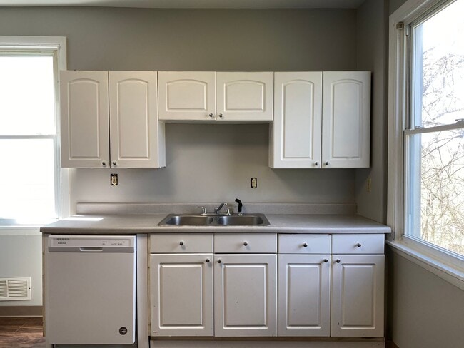 Building Photo - NEWLY RENOVATED 2 BEDROOM HOME IN MARSHALL...