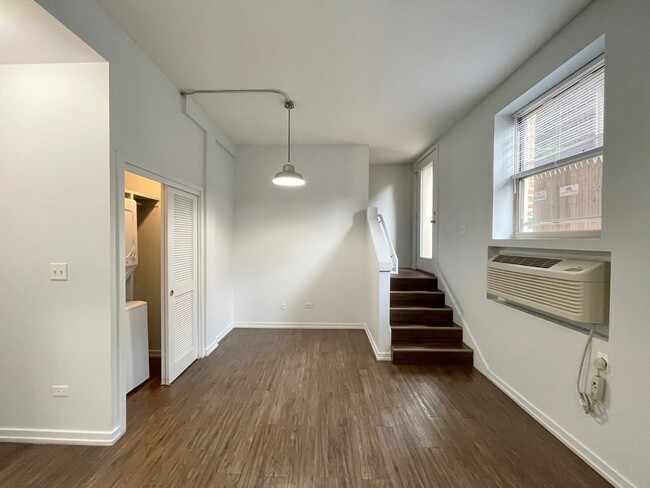 Building Photo - 5051 N Kenmore Ave