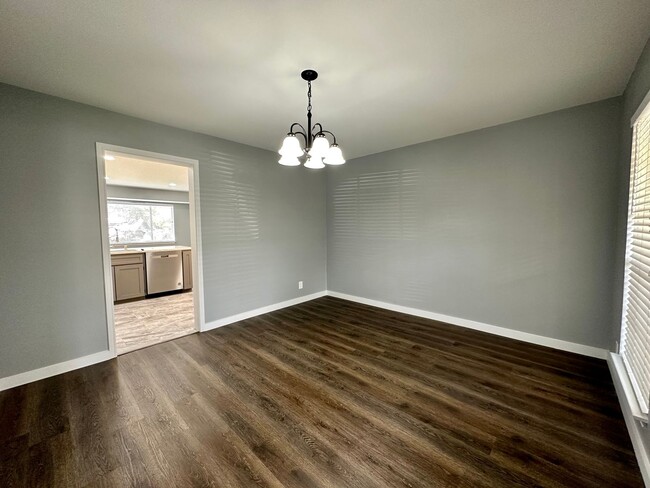 Building Photo - Beautiful Newly Renovated 4 Bedroom Home f...