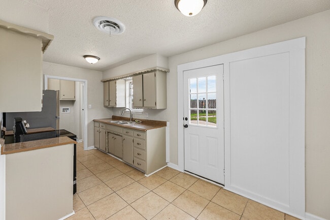 Foto del edificio - 4699 NW Ozmun Ave