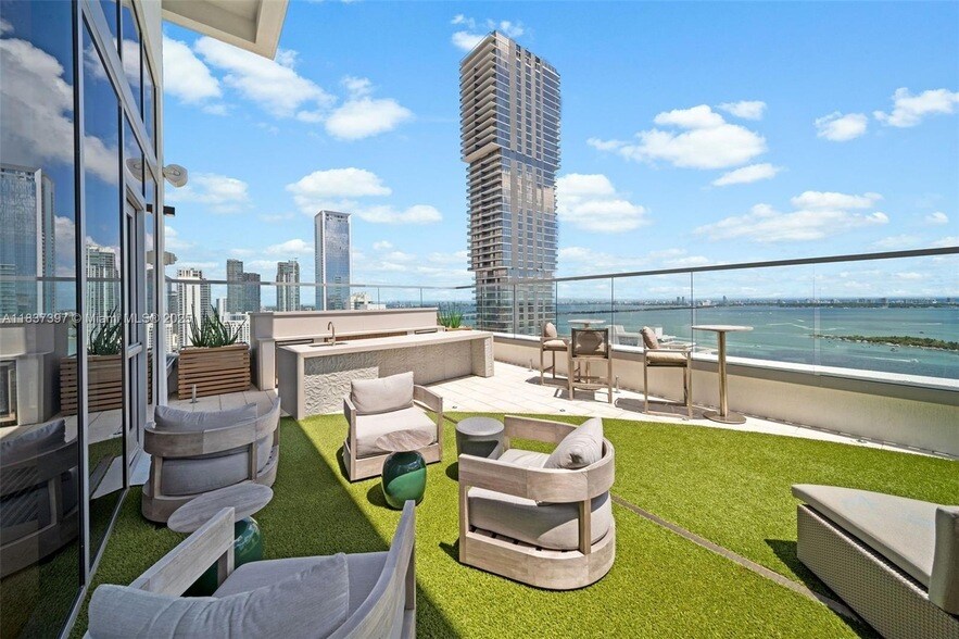 Foto principal - 2150 N Bayshore Dr