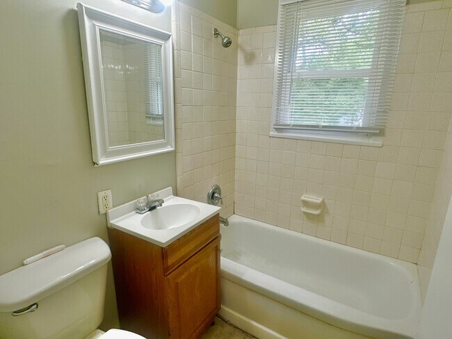 Foto del edificio - 2408 Giddens Dr