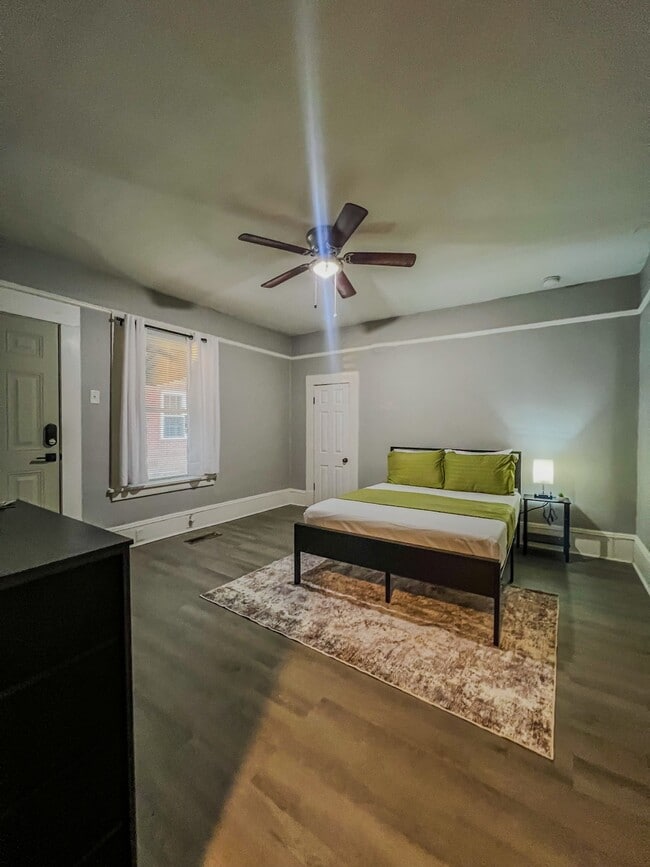 Building Photo - 1933 James Ave