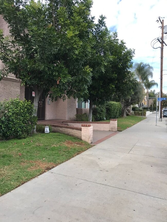 Foto del edificio - 5461 Kester Ave