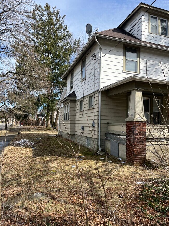 Building Photo - 5 Bedrooms & 2 Bathrooms near Highland Square