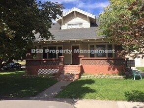 Building Photo - 403 Maple St