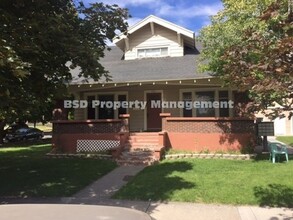 Building Photo - 403 Maple St
