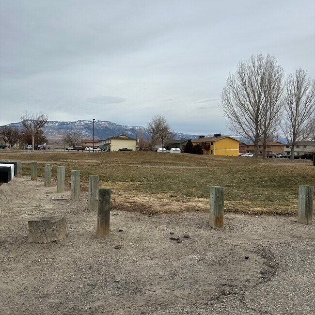 Foto del edificio - 3235 Downey Cir E