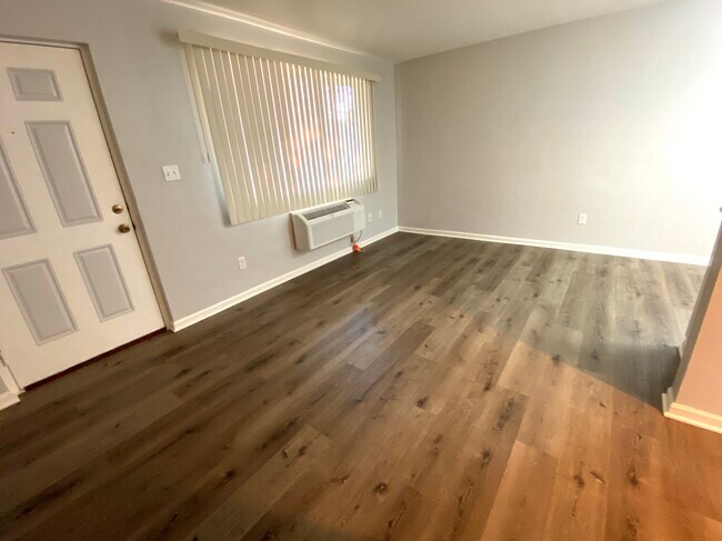 Building Photo - 204 S Souder Ave