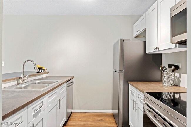 Building Photo - 10530 Clifton Blvd