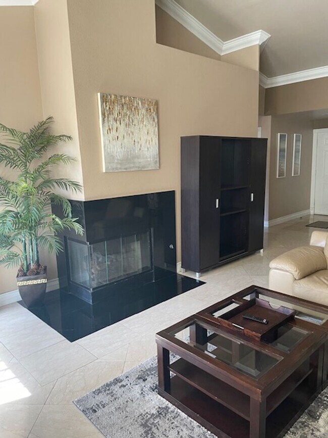 Building Photo - Meridian TOP FLOOR Furnished 1 bed | 1 bath condo with Strip and High Roller view.