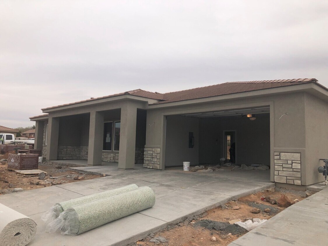 Foto principal - Newer Home in Sky Ridge