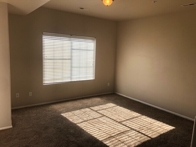 Building Photo - Soaring Eagles Townhome
