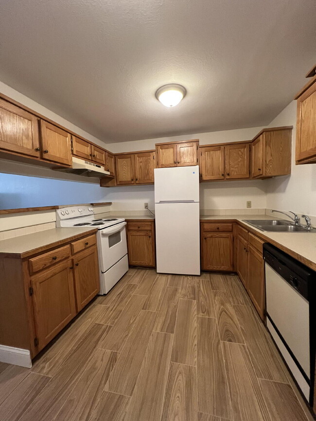 Building Photo - Newly Remodeled 2BR unit