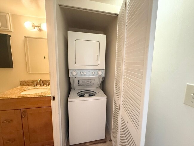 Foto del edificio - AVAILALE NOW- SPACIOUS 1 BED/ 1 BA CONDO IN HARBOUR RIDGE!