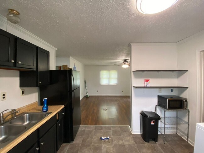 Foto del edificio - 2 bed - 1 bath - 1 Car Garage Duplex w/ Utilities