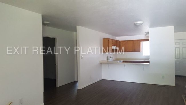 Building Photo - 3 Bedroom 1 Bath Duplex available!